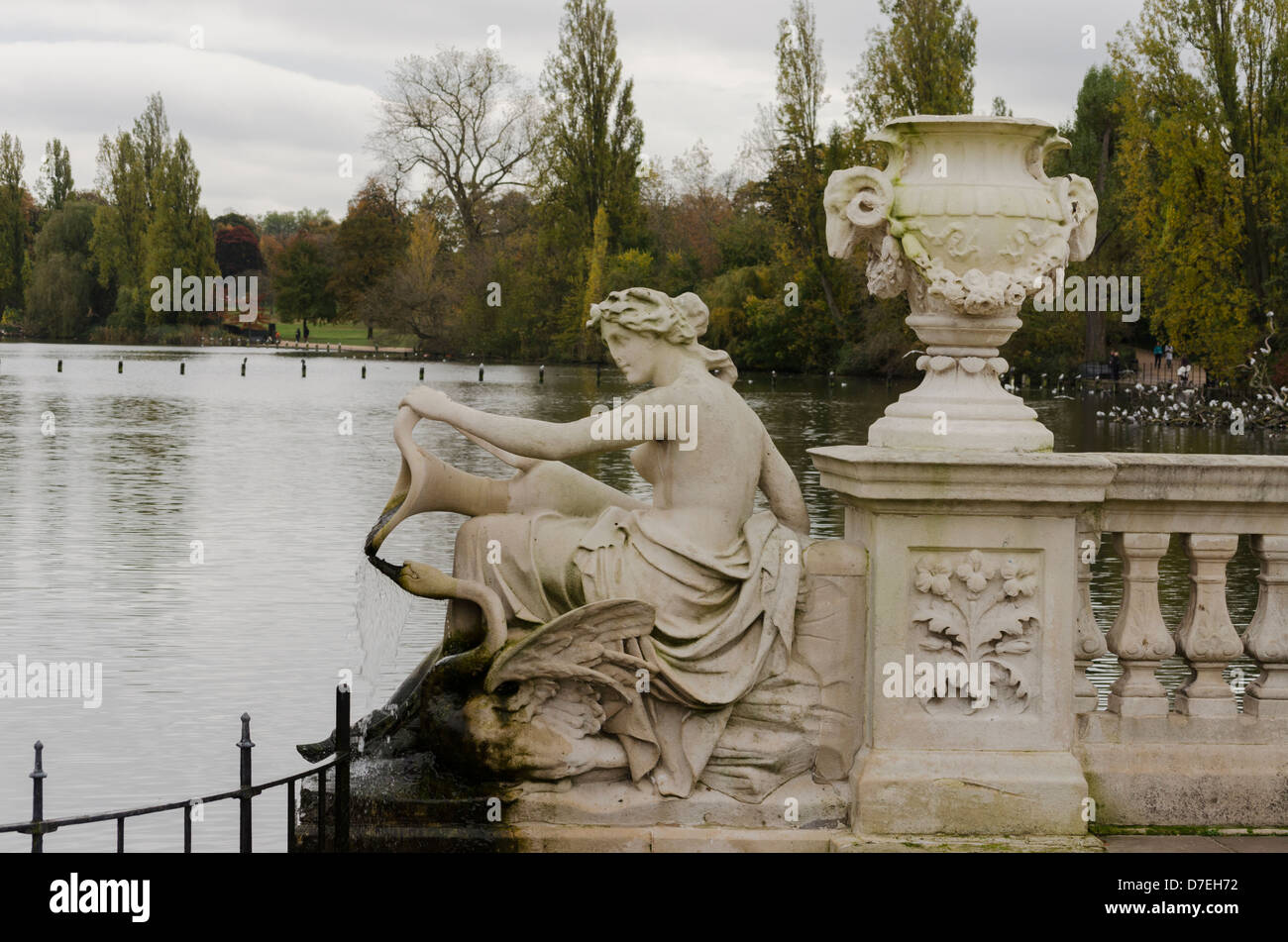 Guardando verso il basso lungo l'acqua a Kensington Gardens Foto Stock