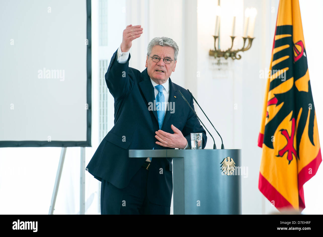 Berlino, Germania. Il 6 maggio, 2013. Il Presidente federale concede l'Ordine al Merito della Repubblica federale di Germania a dodici uomini e donne per il loro impegno nel campo dell'istruzione. La cerimonia avrà luogo presso il Bellevue Palace. Credito: Credito: Gonçalo Silva/Alamy Live News. Foto Stock