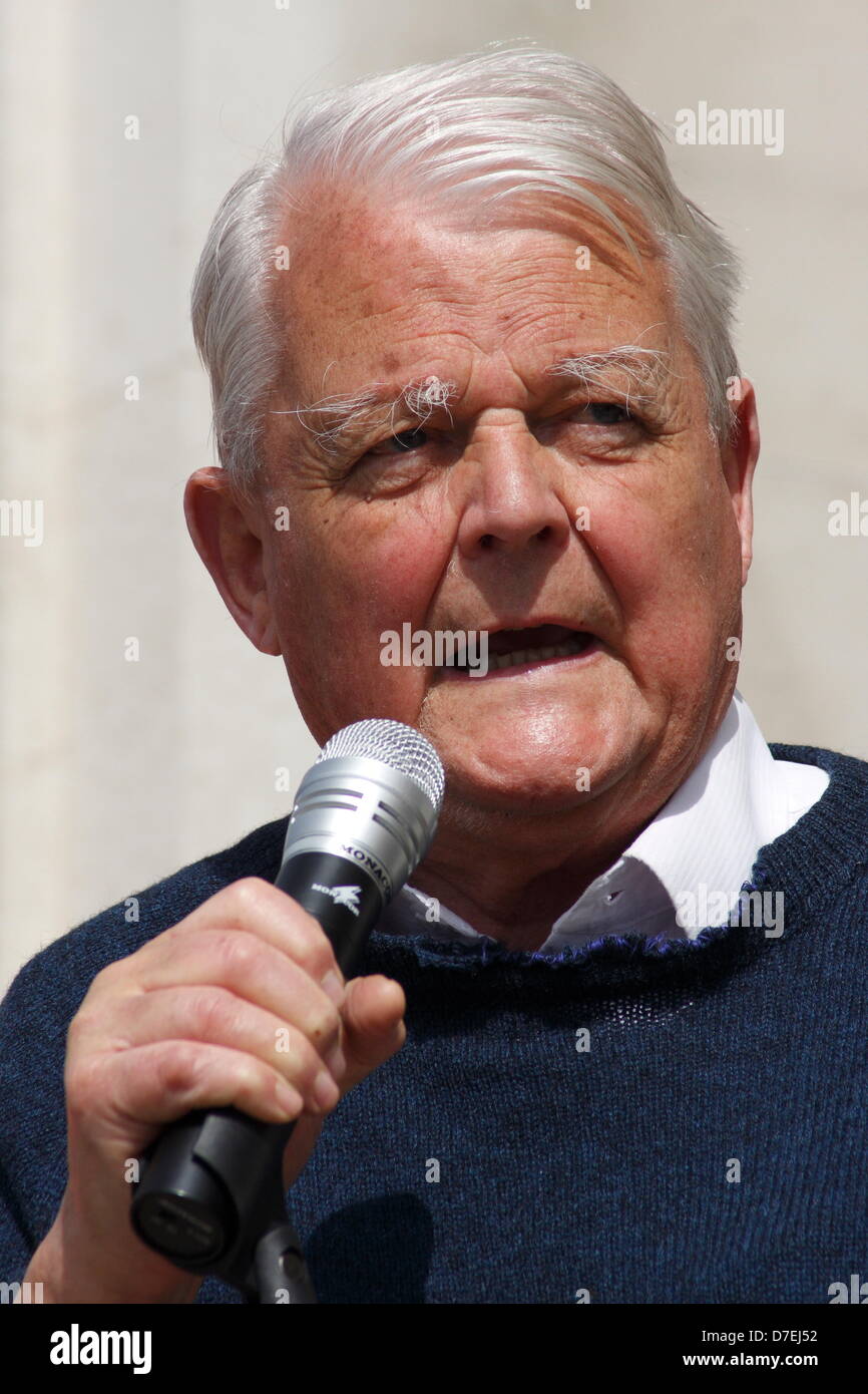 Chesterfield, Regno Unito. Il 6 maggio 2013. Il veterano attivista della pace, Bruce Kent parlando alla trentaseiesima popolare di Gala e dimostrazione, Chesterfield, Derbyshire, Regno Unito Credito: Matthew Taylor / Alamy Live News Foto Stock