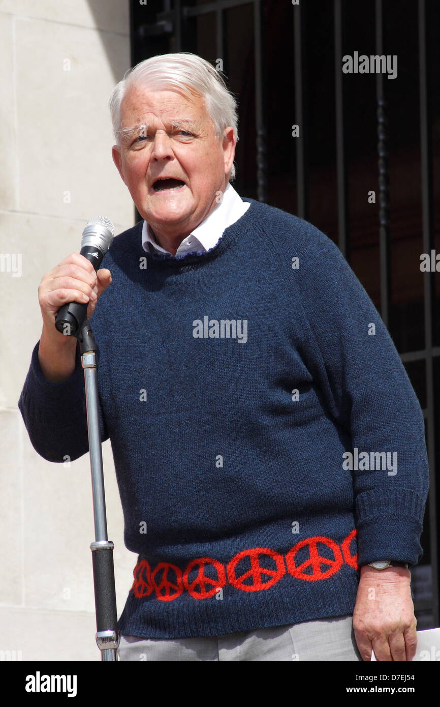 Chesterfield, Regno Unito. Il 6 maggio 2013. Il veterano attivista di pace Bruce Kent parlando alla trentaseiesima popolare di Gala e dimostrazione, Chesterfield, Derbyshire, Regno Unito Credito: Matthew Taylor / Alamy Live News Foto Stock