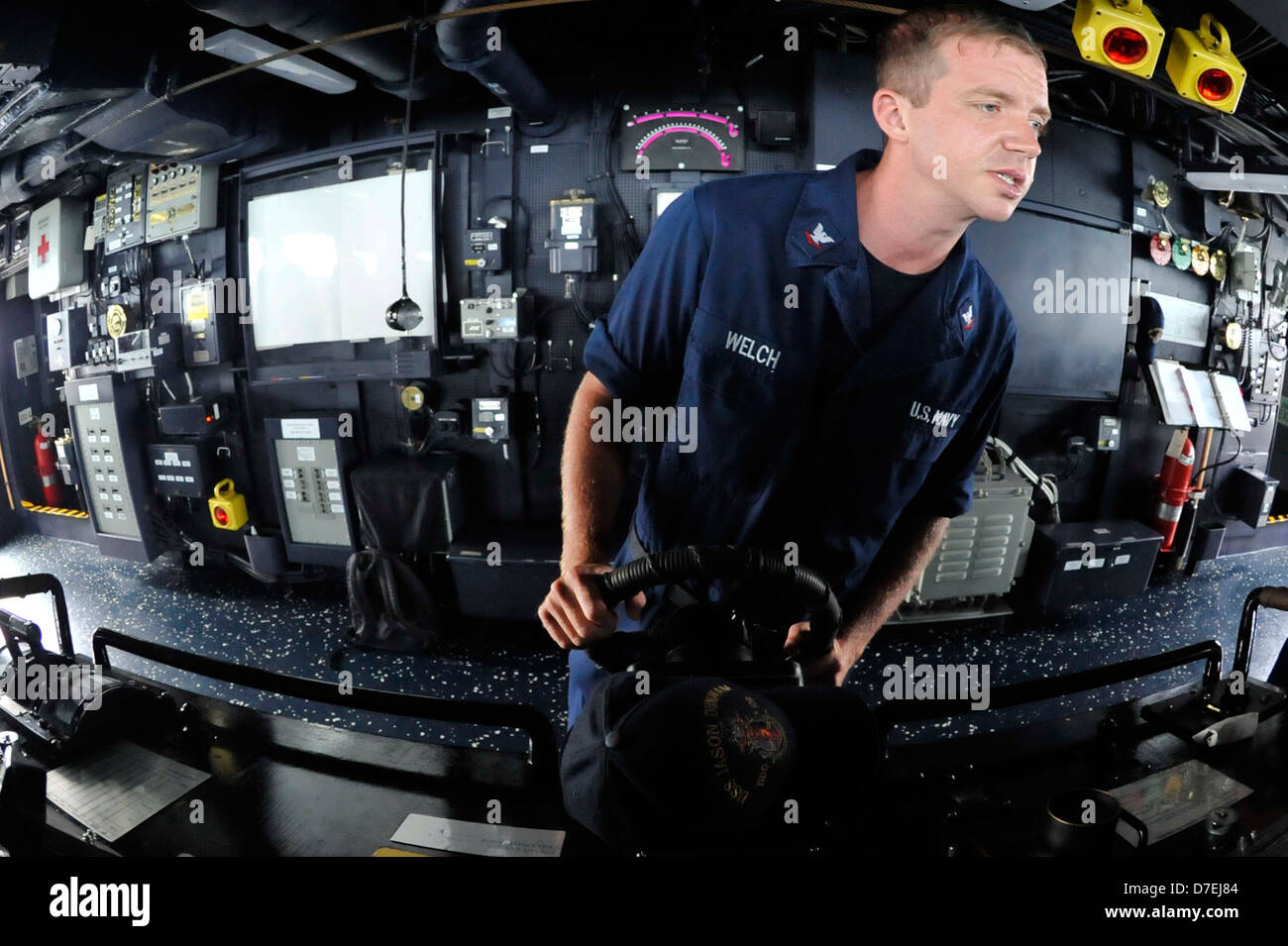 Un marinaio helms USS Jason Dunham. Foto Stock