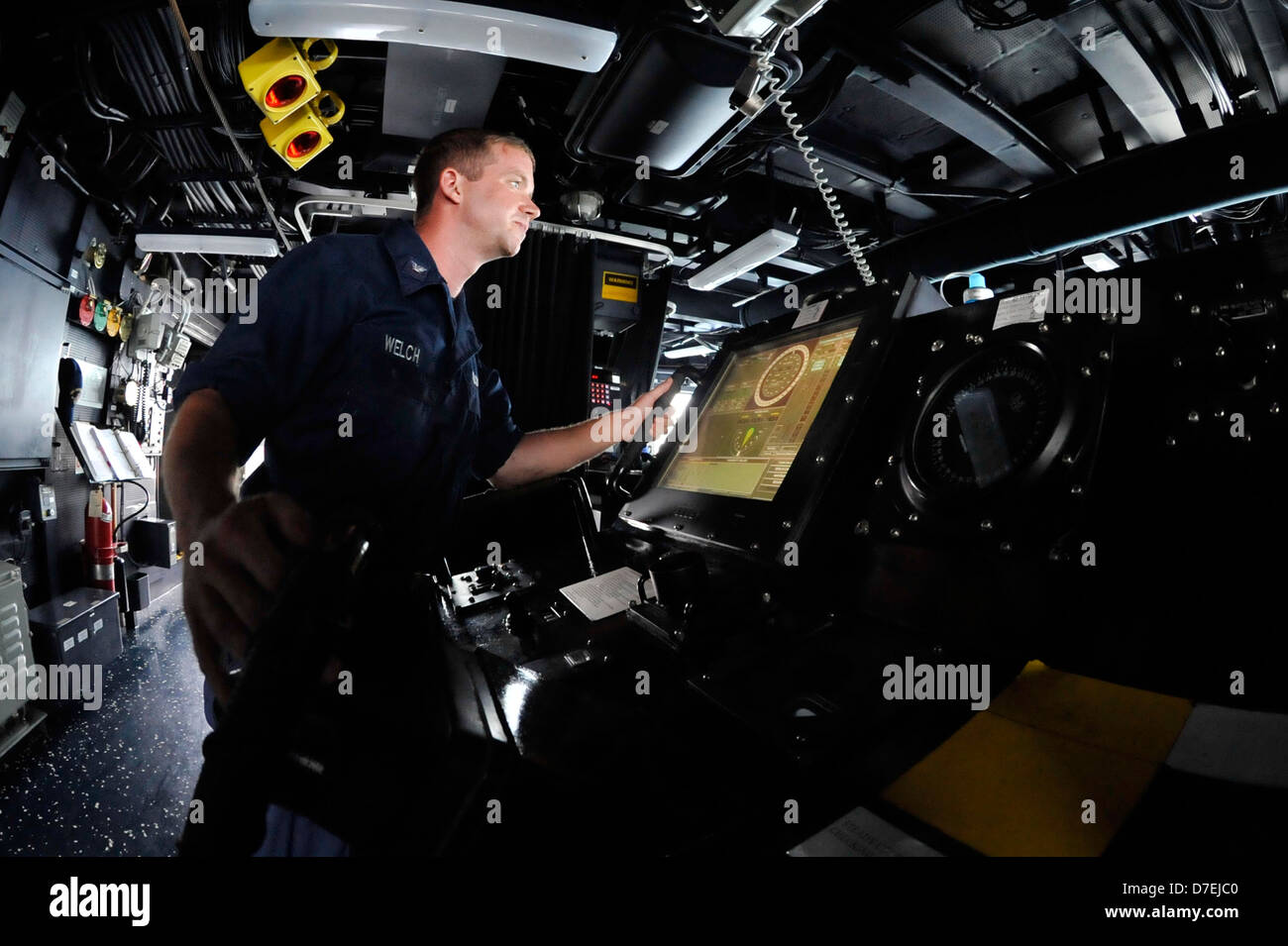 Un marinaio helms USS Jason Dunham. Foto Stock