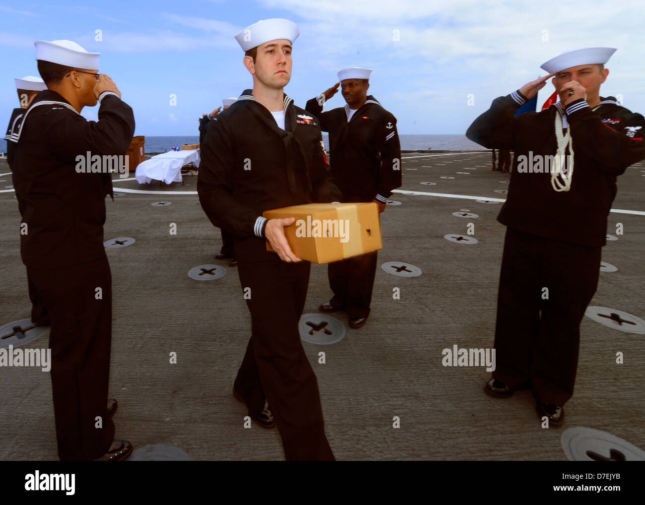 I marinai salutate i resti di un veterano della Marina. Foto Stock