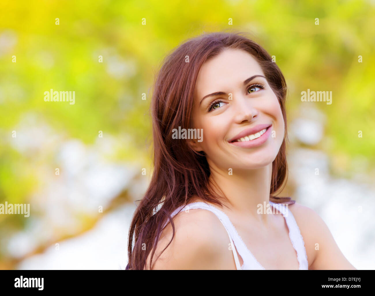 Closeup ritratto della bella bruna donna nella primavera del parco, avendo divertimento all'aperto, di libertà e di felicità concept Foto Stock