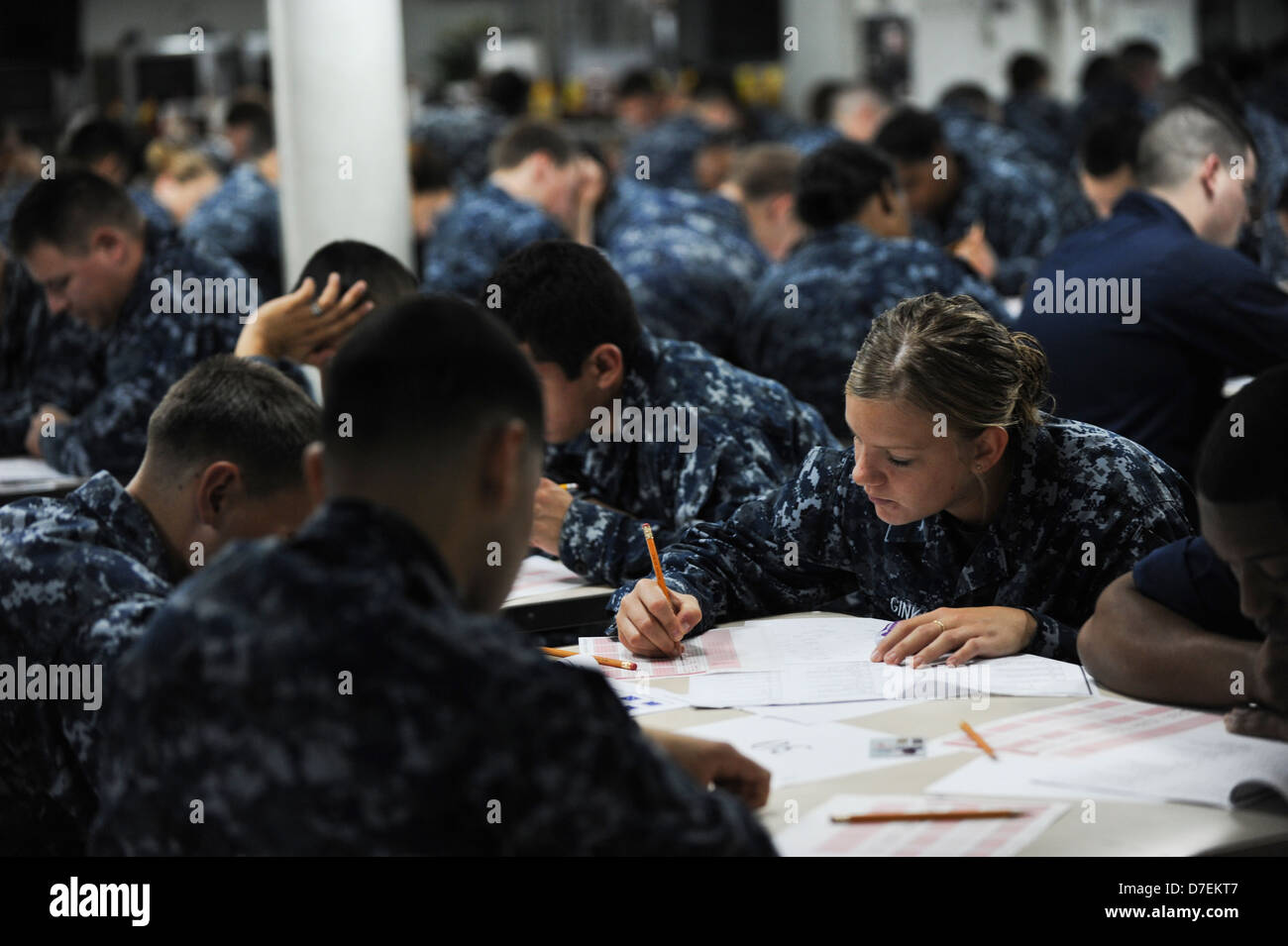 I marinai prendere la terza classe petty officer exam. Foto Stock