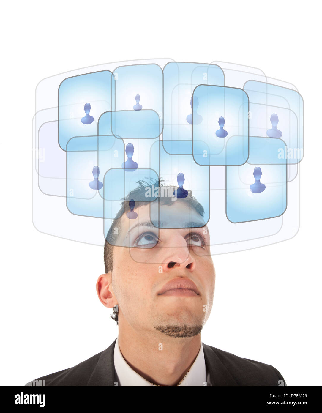 Giovane uomo guardando i suoi amici virtuali isolati su bianco Foto Stock
