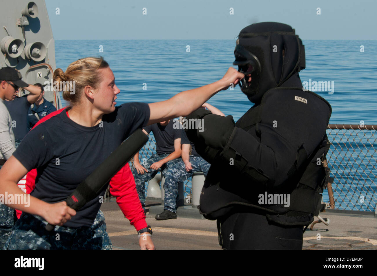 Un marinaio attacchi simulati di un avversario. Foto Stock