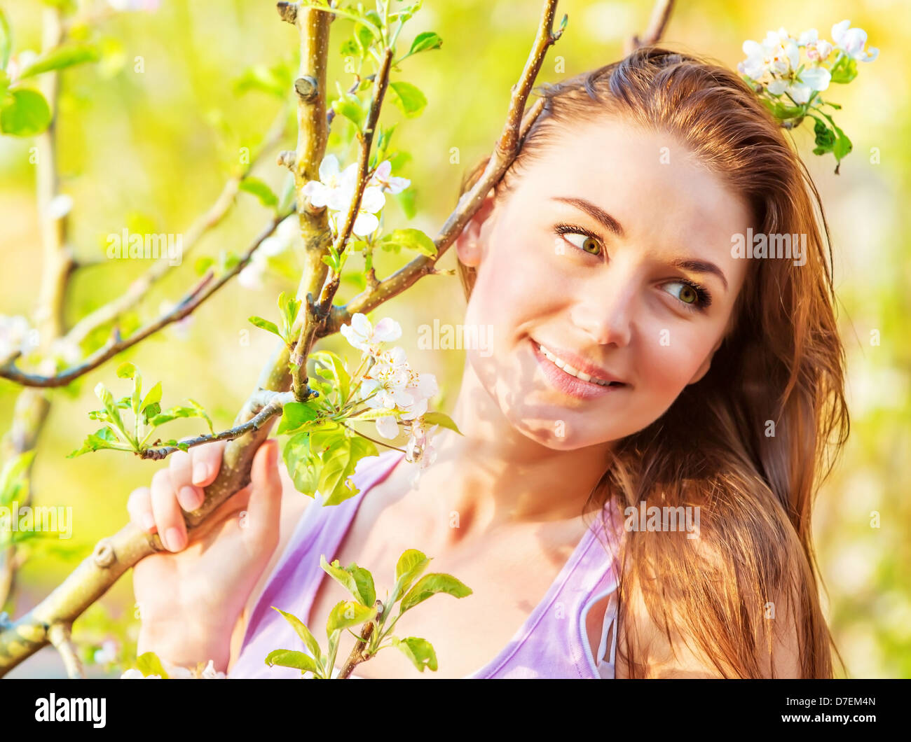 Primo piano immagine della bella ragazza di trascorrere del tempo nella primavera del parco, Cherry Tree blossom, godersi la natura, la pace e l armonia concept Foto Stock