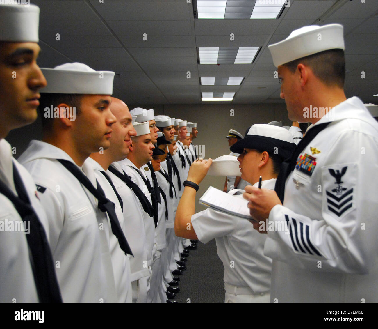I marinai sono sottoposti a un controllo uniforme. Foto Stock