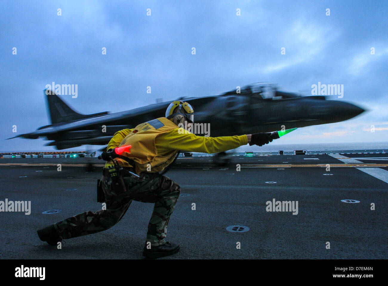 USS Boxer conduce operazioni di volo. Foto Stock