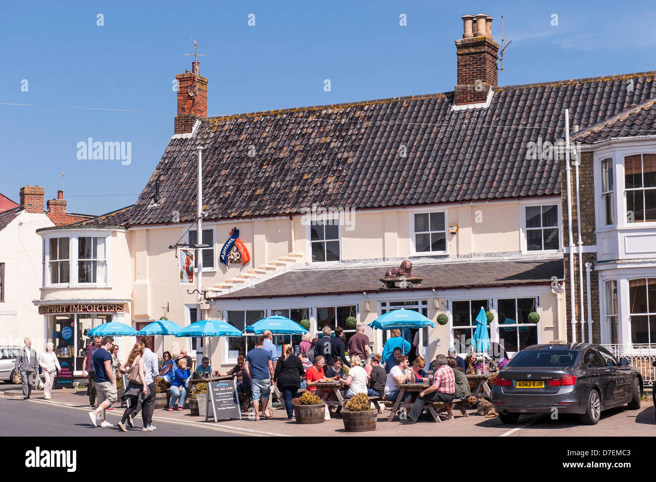 Southwold, Suffolk, Regno Unito. Il 6 maggio 2013. Popolazione gode di un clima soleggiato di Bank Holiday lunedì 6 maggio 2013 mentre si beve nel Pub Red Lion a Southwold, Suffolk, Inghilterra, Regno Unito. Foto Stock