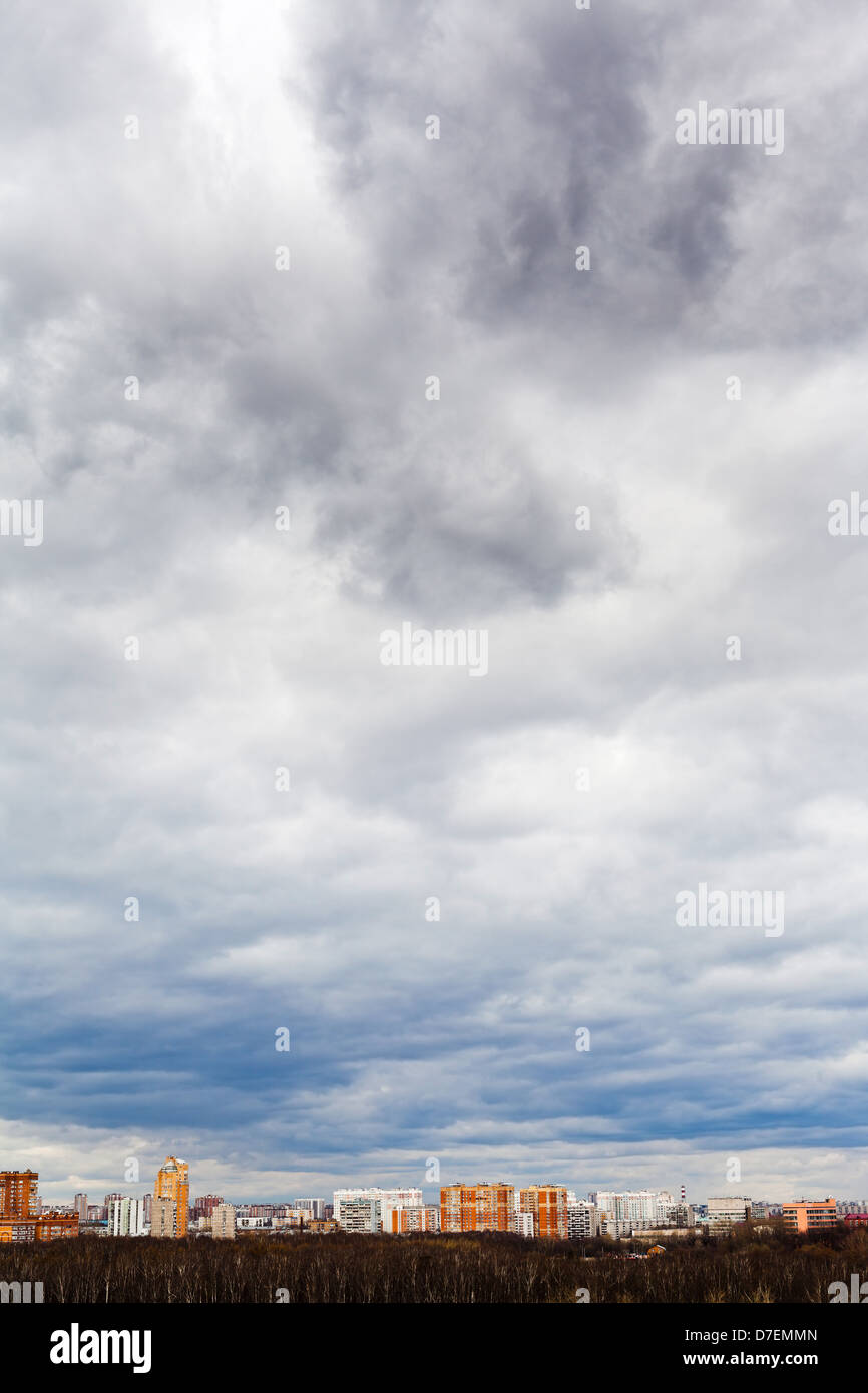 Molti grigio nuvole di pioggia sotto la città in primavera Foto Stock