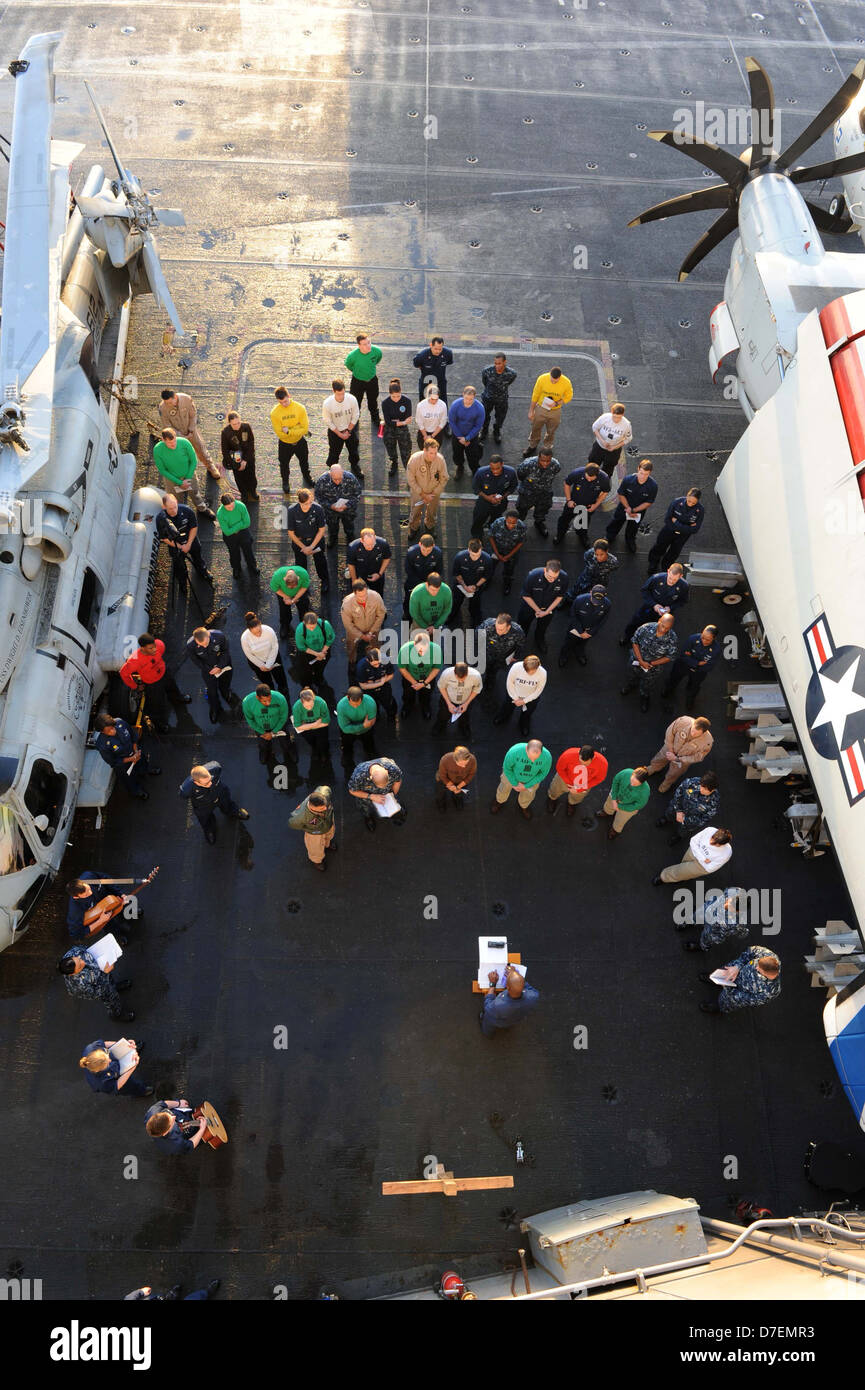 Marinai di partecipare ad un servizio di Pasqua. Foto Stock