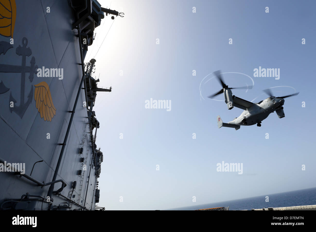 USS Kearsarge conduce operazioni di volo. Foto Stock