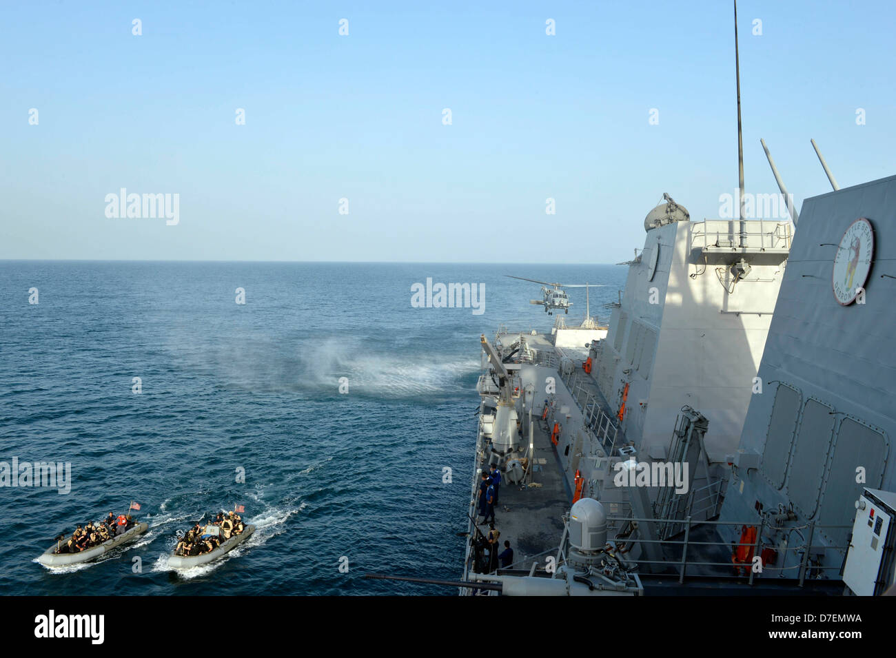 USS William Lawrence conduce una piccola imbarcazione operazioni. Foto Stock