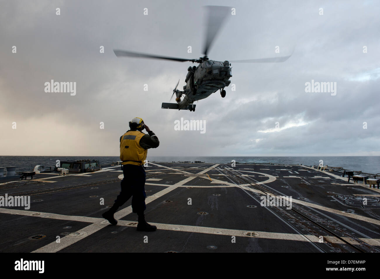 USS McCampbell conduce operazioni di volo. Foto Stock