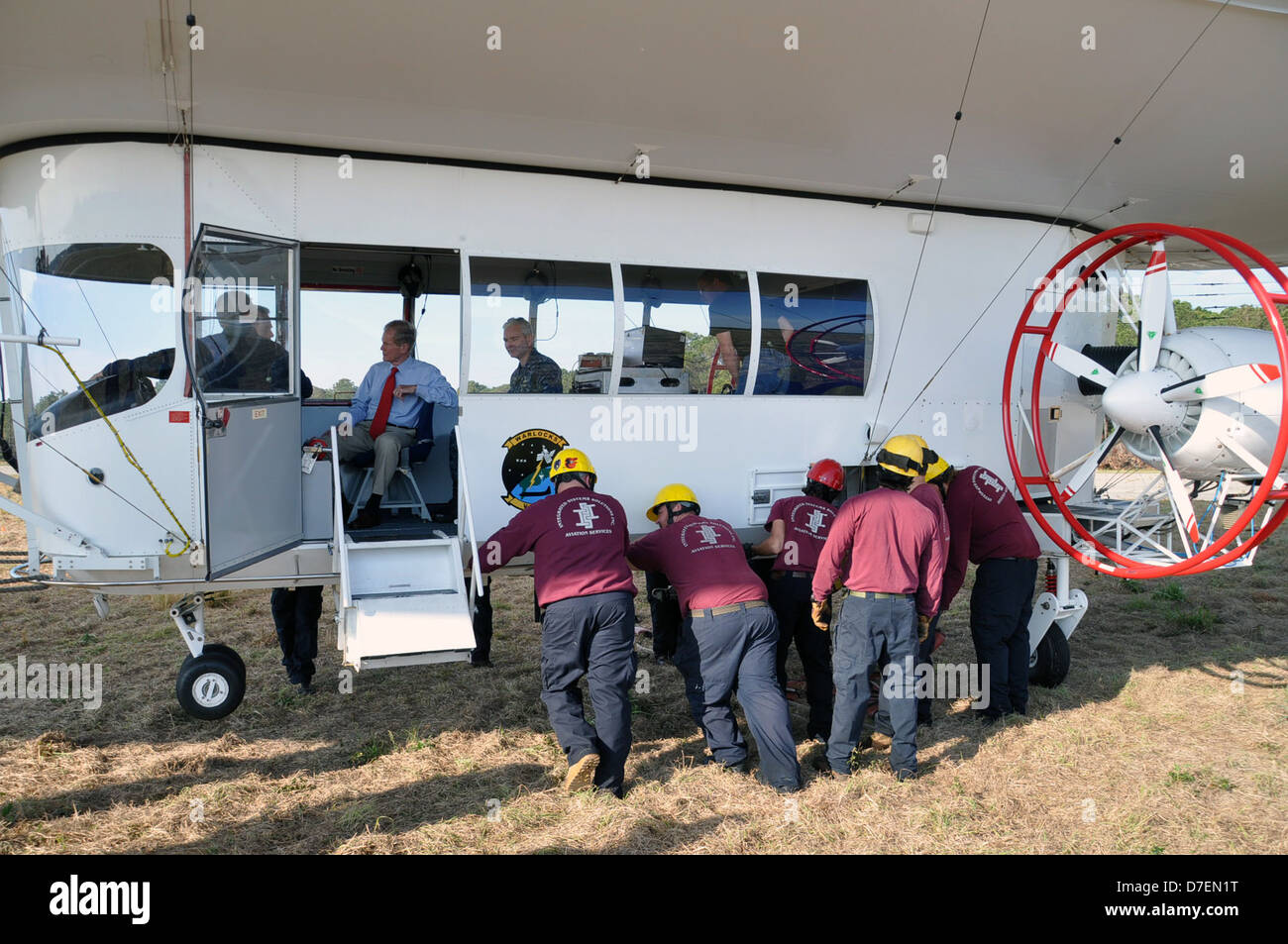 Il Sen. Bill Nelson vola in Marina blimp. Foto Stock