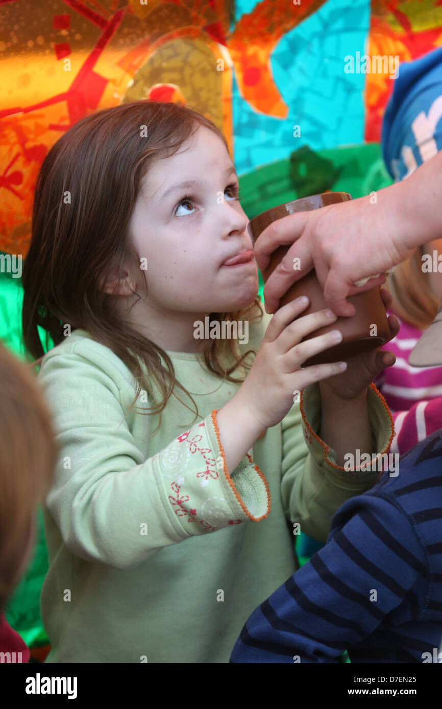 La ragazza prende una tazza di succo di uve al childrens Ultima cena a 34th Chiesa Evangelica Tedesca congresso a Amburgo, Germania Foto Stock