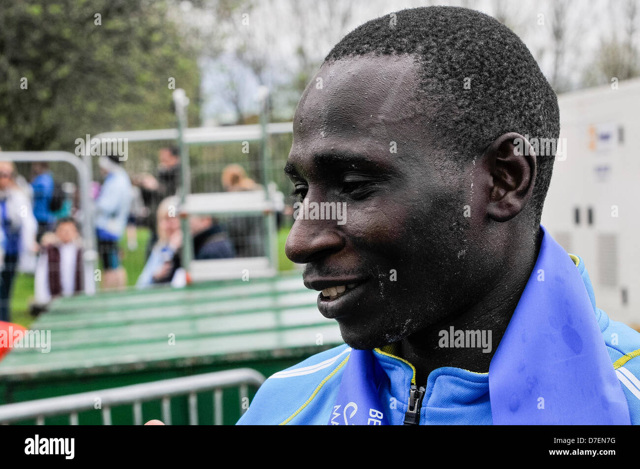 Belfast, Irlanda del Nord, Regno Unito. Il 6 maggio 2013. Joel keniano Kipsang Kositany vince il 2013 Belfast City Marathon con un tempo di 2:19:27 Credit: stephen Barnes / Alamy Live News Foto Stock