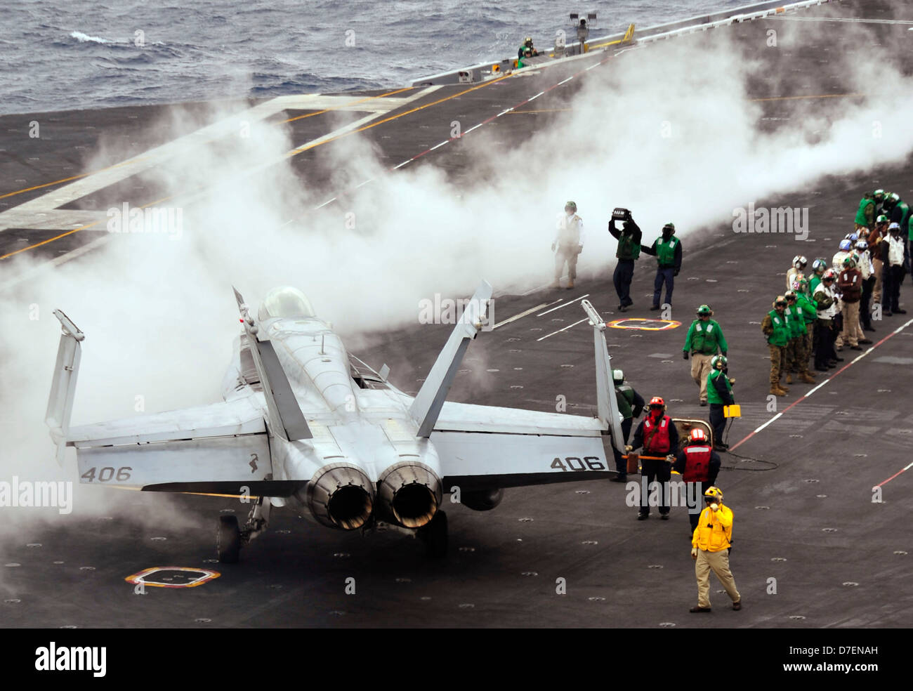 USS Nimitz conduce operazioni di volo. Foto Stock