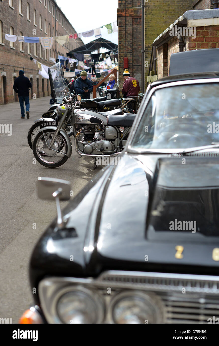 Ford Zephyr auto classica e classic moto in un periodo impostazione a Chatham Dockyard, dove chiamare la levatrice è impostato Foto Stock