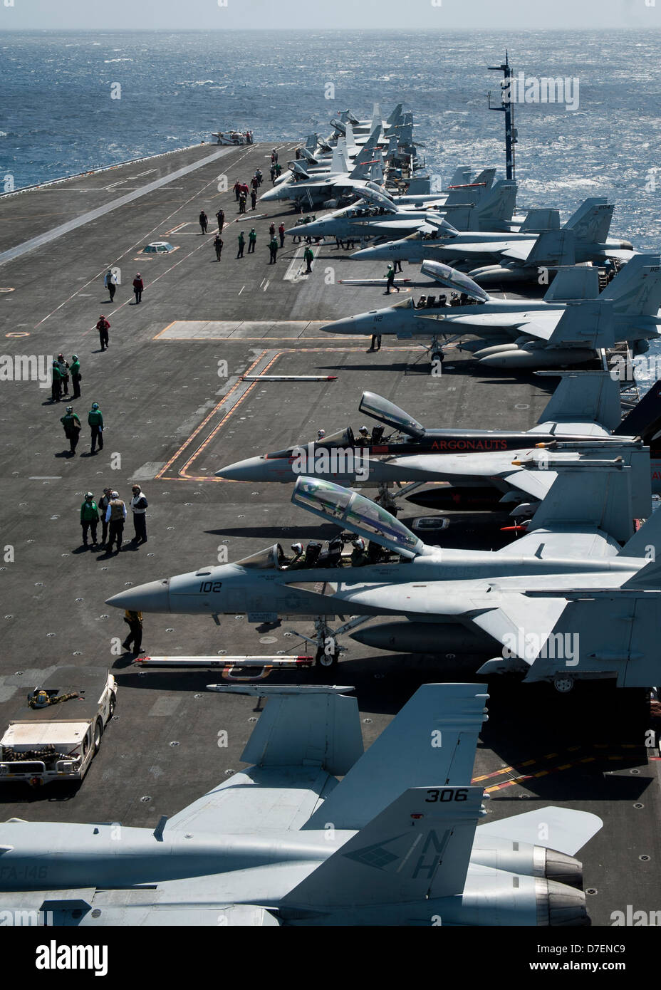 I marinai a prepararsi per le operazioni di volo a bordo della USS Nimitz. Foto Stock