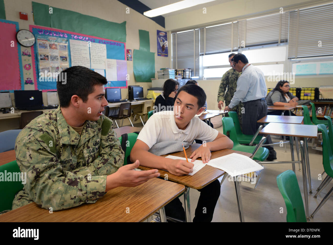 I marinai eseguire il servizio comunitario. Foto Stock