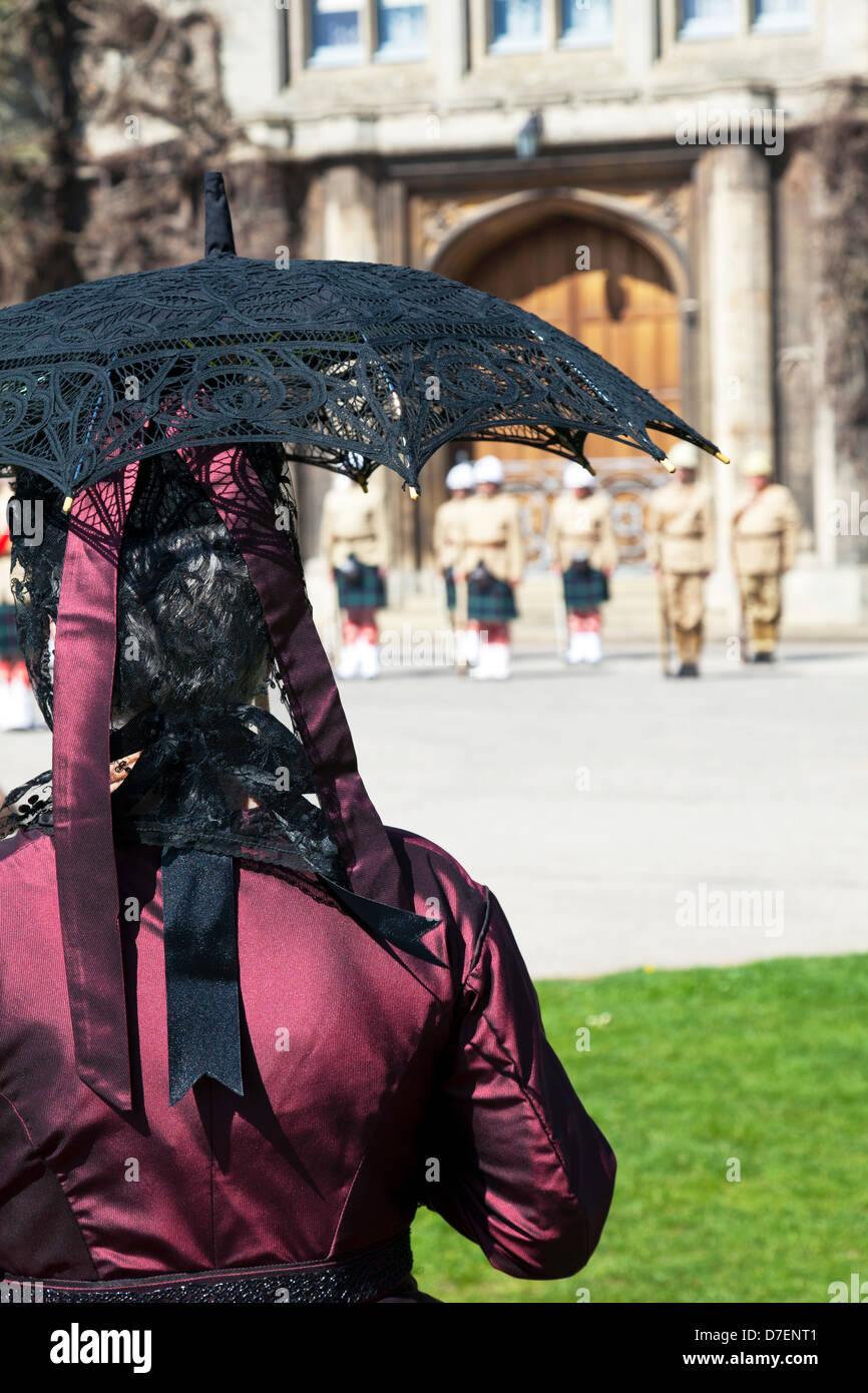 Lincoln, Regno Unito. Il 6 maggio, 2013. Weekend in stile vittoriano a Lincoln Castle in Lincolnshire UK. Persone vestite in stile vittoriano abbigliamento come suffragette signori dell'epoca Credito: Paul Thompson/Alamy Live News Foto Stock