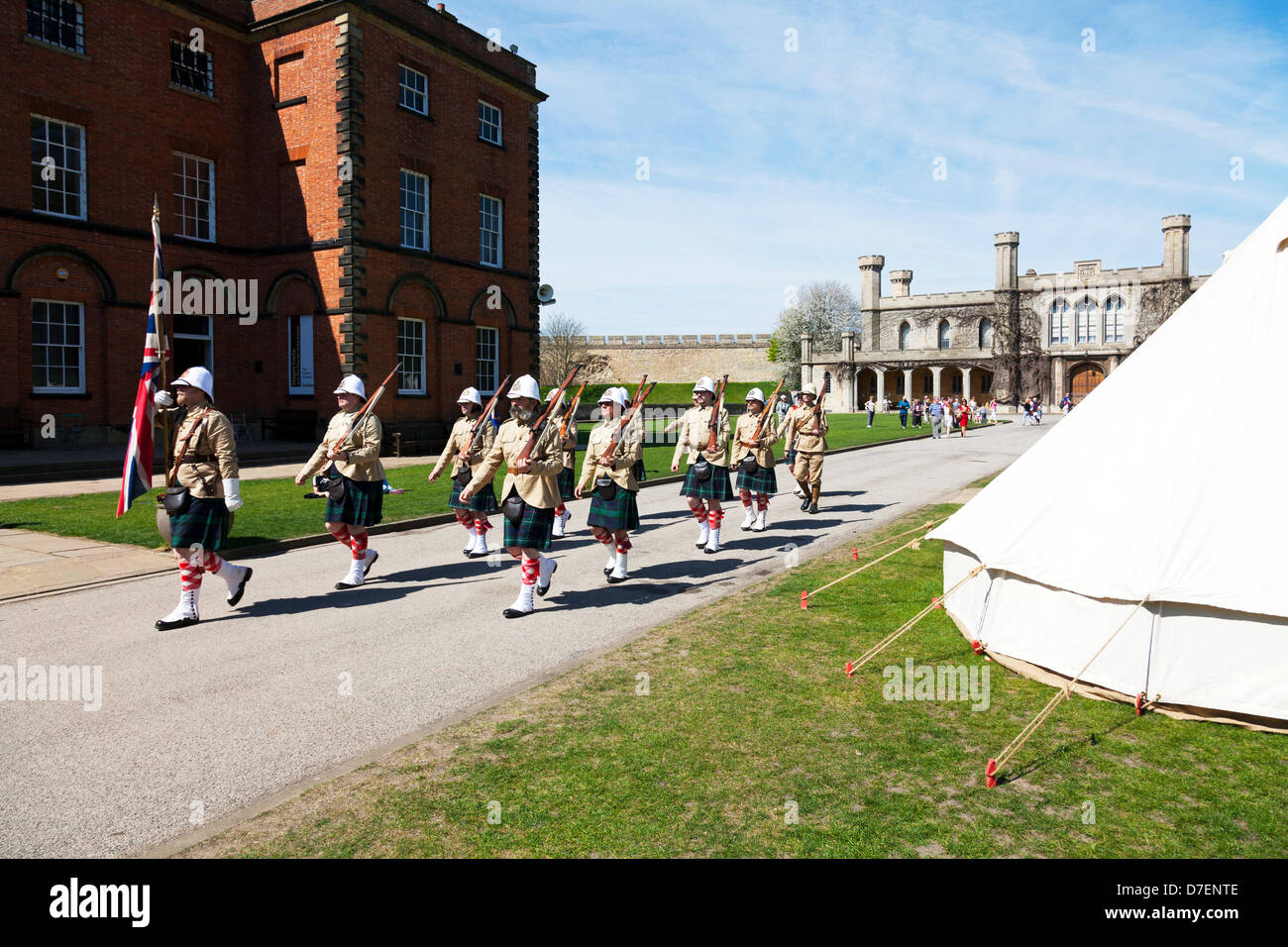 Lincoln, Regno Unito. Il 6 maggio, 2013. Weekend in stile vittoriano a Lincoln Castle in Lincolnshire UK. Persone vestite in stile vittoriano la casa della guardia (inizialmente "difesa locale volontari" o LDV) era un organizzazione di difesa dell'esercito britannico durante la Seconda Guerra Mondiale. dell'era soldato che porta moschetto Credito: Paul Thompson/Alamy Live News Foto Stock