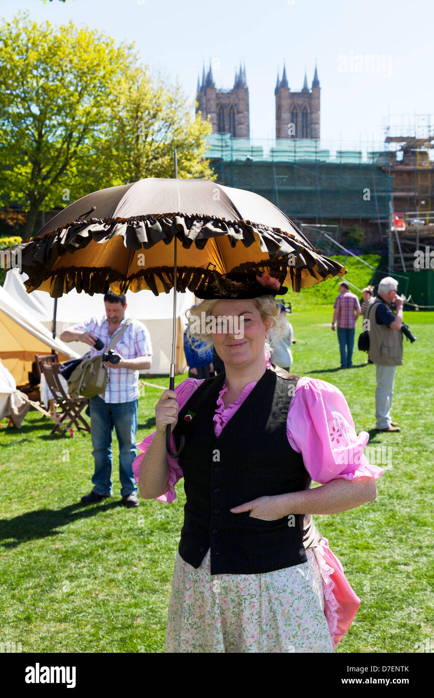 Lincoln, Regno Unito. Il 6 maggio, 2013. Weekend in stile vittoriano a Lincoln Castle in Lincolnshire UK. Persone vestite in stile vittoriano abbigliamento come suffragette signori dell'epoca Credito: Paul Thompson/Alamy Live News Foto Stock