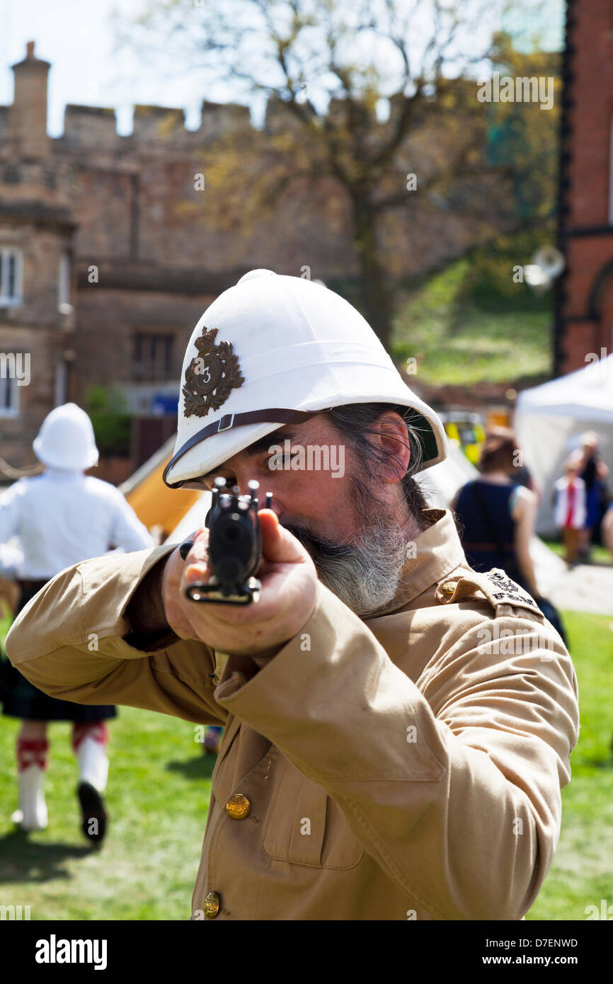 Lincoln, Regno Unito. Il 6 maggio, 2013. Weekend in stile vittoriano a Lincoln Castle in Lincolnshire UK. Persone vestite in stile vittoriano la casa della guardia (inizialmente "difesa locale volontari" o LDV) era un organizzazione di difesa dell'esercito britannico durante la Seconda Guerra Mondiale. del soldato era volto moschetto Credito: Paul Thompson/Alamy Live News Foto Stock
