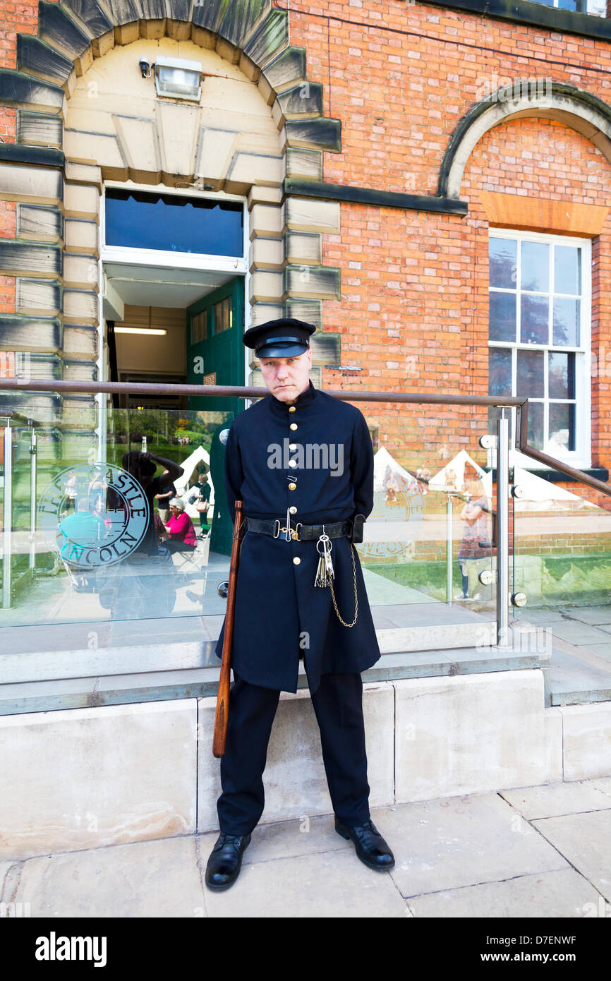 Lincoln, Regno Unito. Il 6 maggio, 2013. Weekend in stile vittoriano a Lincoln carcere in Lincolnshire UK. L'uomo Vittoriano tradizionale abbigliamento come una prigione officer interno Lincoln carcere del ser Credit: Paul Thompson/Alamy Live News Foto Stock