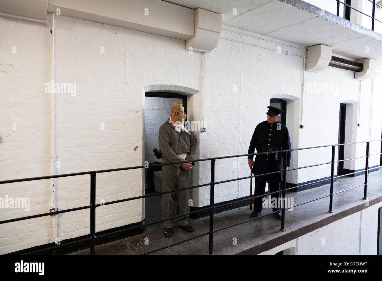 Lincoln, Regno Unito. Il 6 maggio, 2013. Weekend in stile vittoriano a Lincoln carcere in Lincolnshire UK. L'uomo Vittoriano tradizionale abbigliamento come una prigione e prigioniera officer interno Lincoln carcere del ser Credit: Paul Thompson/Alamy Live News Foto Stock
