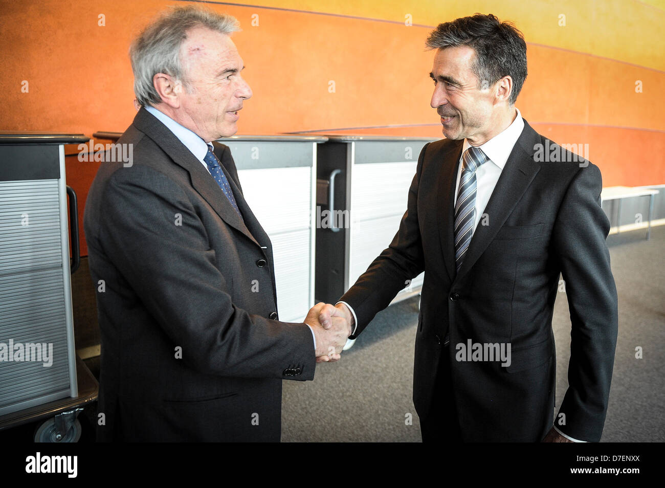 Anders Fogh Rasmussen, il Segretario generale della NATO è accolto da Fiorello Provera Vicepresidente degli Affari Esteri commeettee (L) come egli arriva a edificio del Parlamento Europeo a Bruxelles in Belgio su 06.05.2013 Organizzazione del Trattato del Nord Atlantico sec gen discute su "Il futuro della difesa europea, una prospettiva NATO' con i membri dei Parlamenti europei la sottocommissione per la sicurezza e la politica di difesa da Wiktor Dabkowski Foto Stock