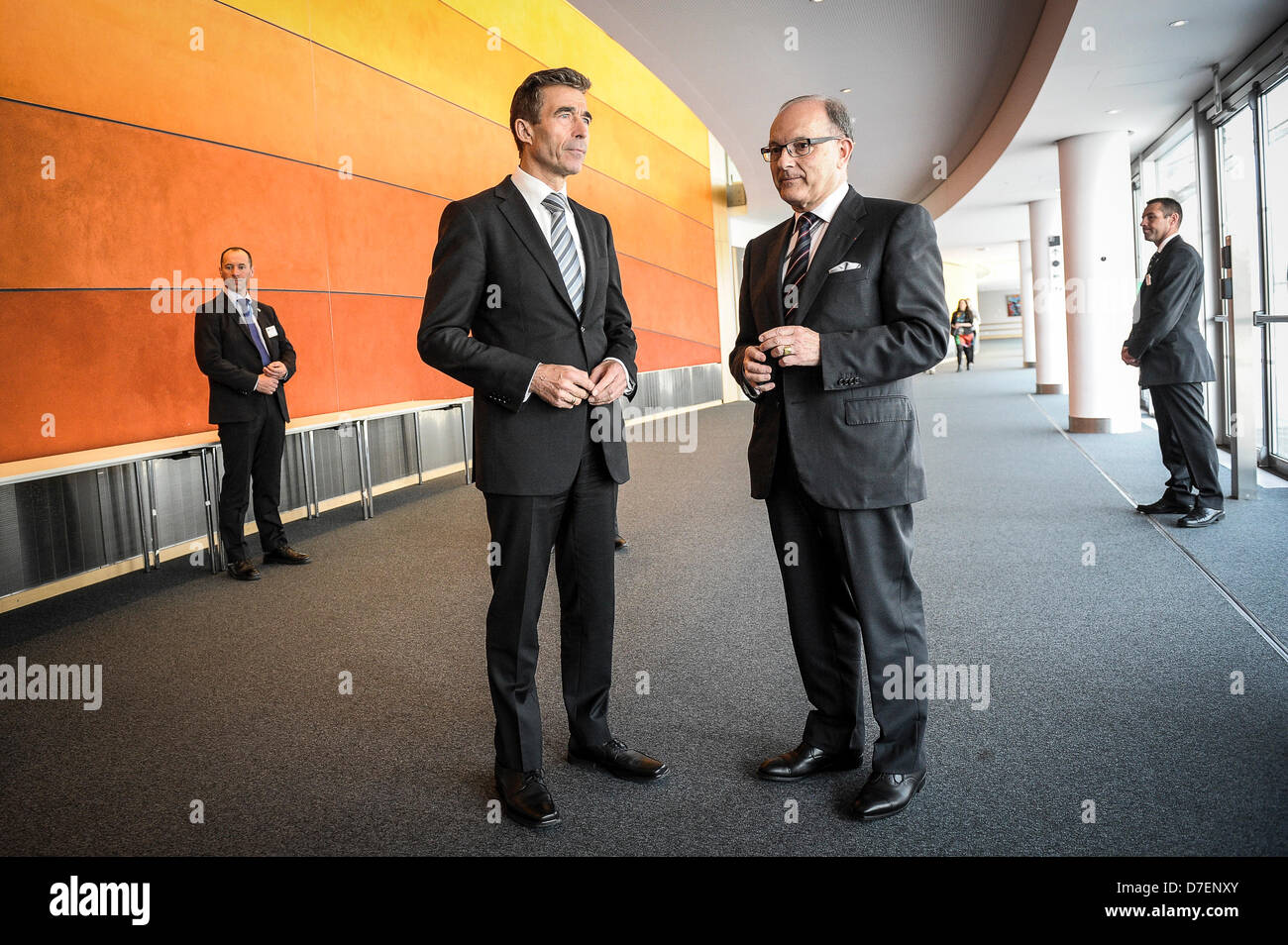 Anders Fogh Rasmussen, il Segretario generale della NATO (L) , arriva a edificio del Parlamento Europeo a Bruxelles in Belgio su 06.05.2013 Organizzazione del Trattato del Nord Atlantico sec gen discute su "Il futuro della difesa europea, una prospettiva NATO' con i membri dei Parlamenti europei la sottocommissione per la sicurezza e la politica di difesa da Wiktor Dabkowski Foto Stock
