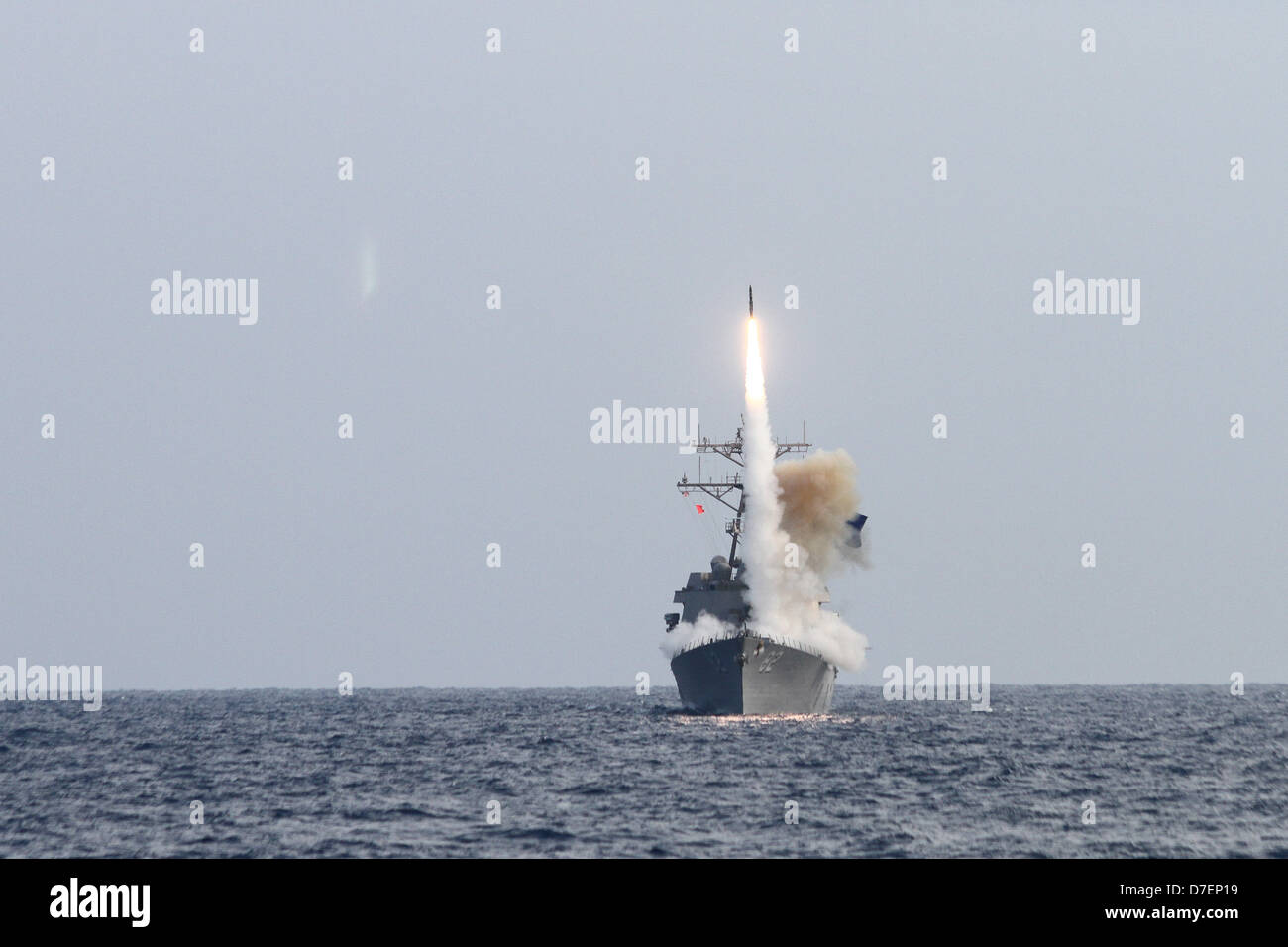 USS McCampbell lancia un missile. Foto Stock