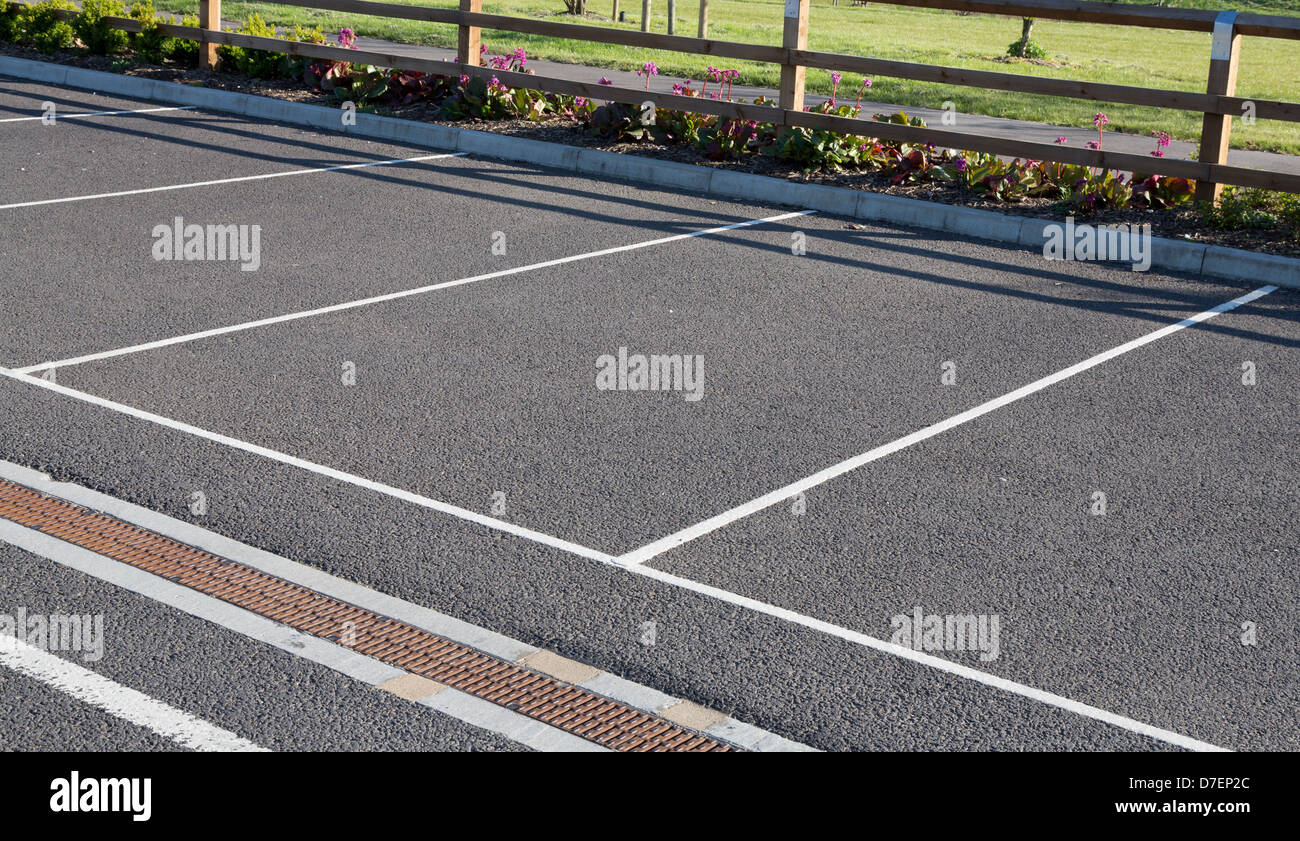 Uno spazio vuoto parcheggio. Foto Stock