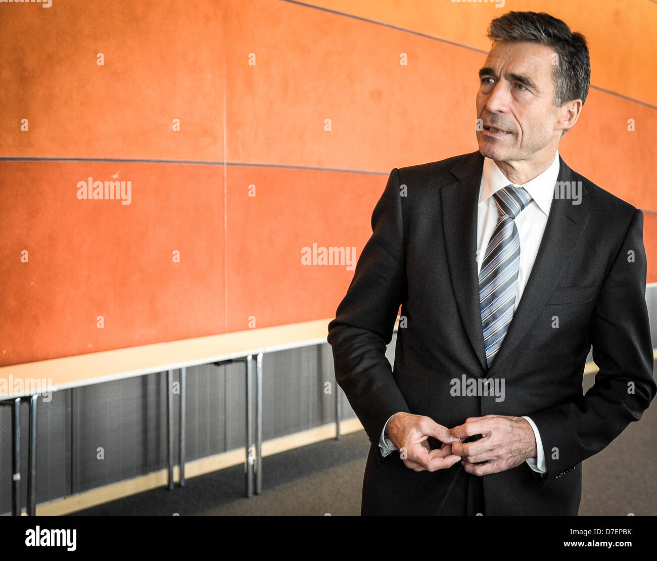 Anders Fogh Rasmussen, il Segretario generale della NATO, arriva a edificio del Parlamento Europeo a Bruxelles in Belgio su 06.05.2013 Organizzazione del Trattato del Nord Atlantico sec gen discute su "Il futuro della difesa europea, una prospettiva NATO' con i membri dei Parlamenti europei la sottocommissione per la sicurezza e la politica di difesa da Wiktor Dabkowski Foto Stock