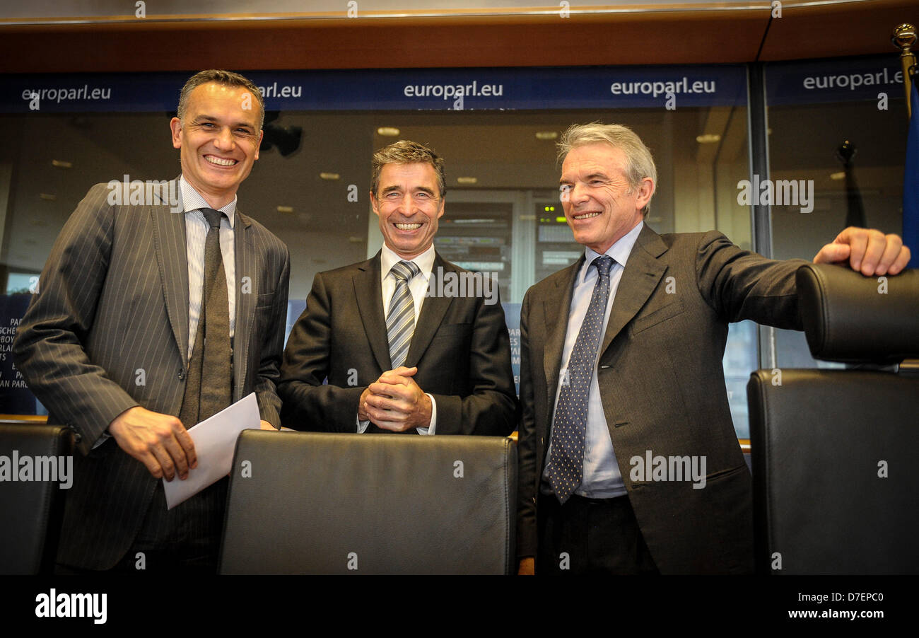 Anders Fogh Rasmussen, il Segretario generale della NATO è accolto da Fiorello Provera Vicepresidente degli Affari Esteri commeettee (R ) e Arnaud DANJEAN il presidente della sottocommissione per la sicurezza e la difesa (L ) come egli arriva a edificio del Parlamento Europeo a Bruxelles in Belgio su 06.05.2013 Organizzazione del Trattato del Nord Atlantico sec gen discute su "Il futuro della difesa europea, una prospettiva NATO' con i membri dei Parlamenti europei la sottocommissione per la sicurezza e la politica di difesa da Wiktor Dabkowski Foto Stock