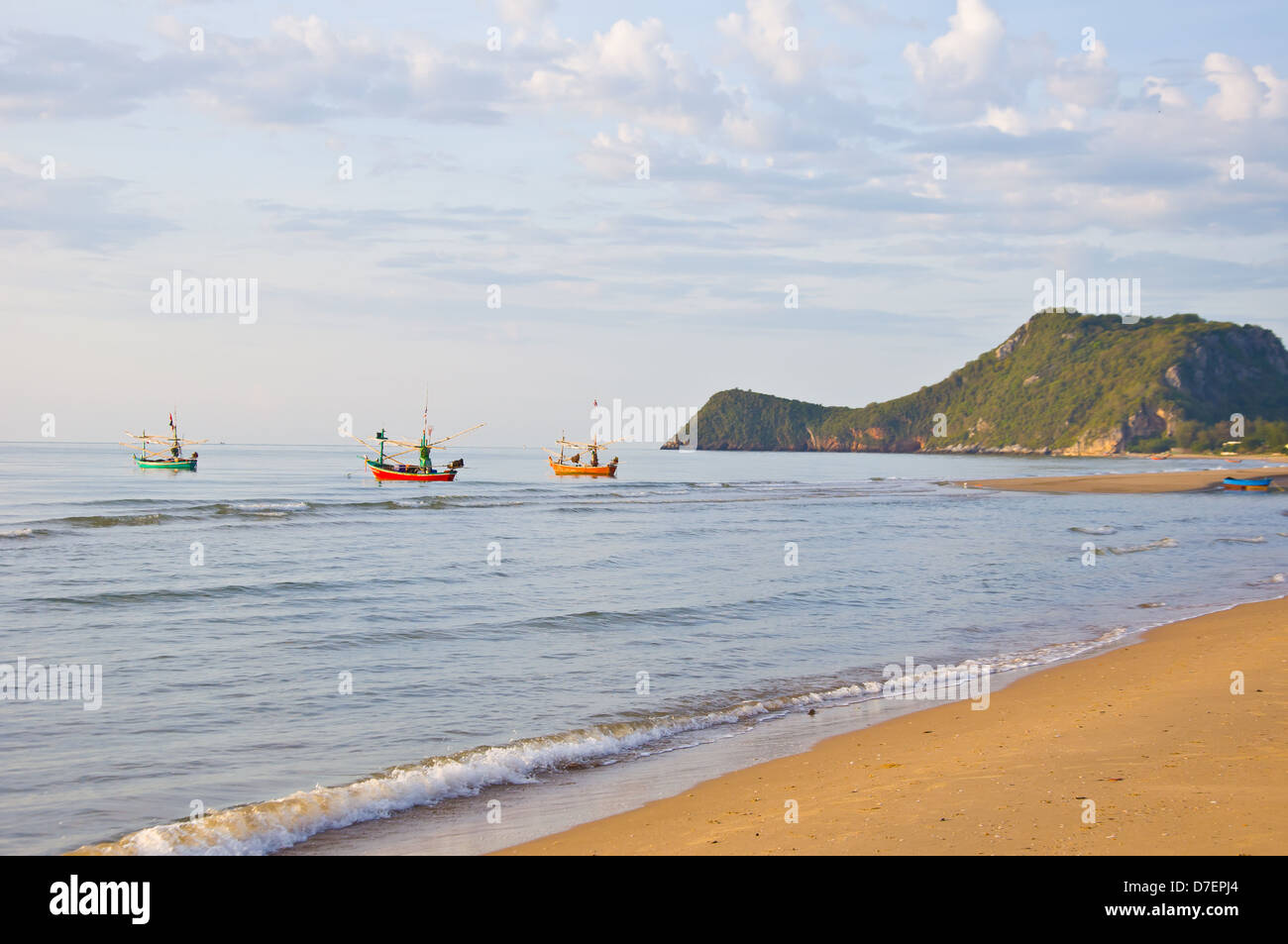 Piccola barca in mare per trovare il pesce Foto Stock