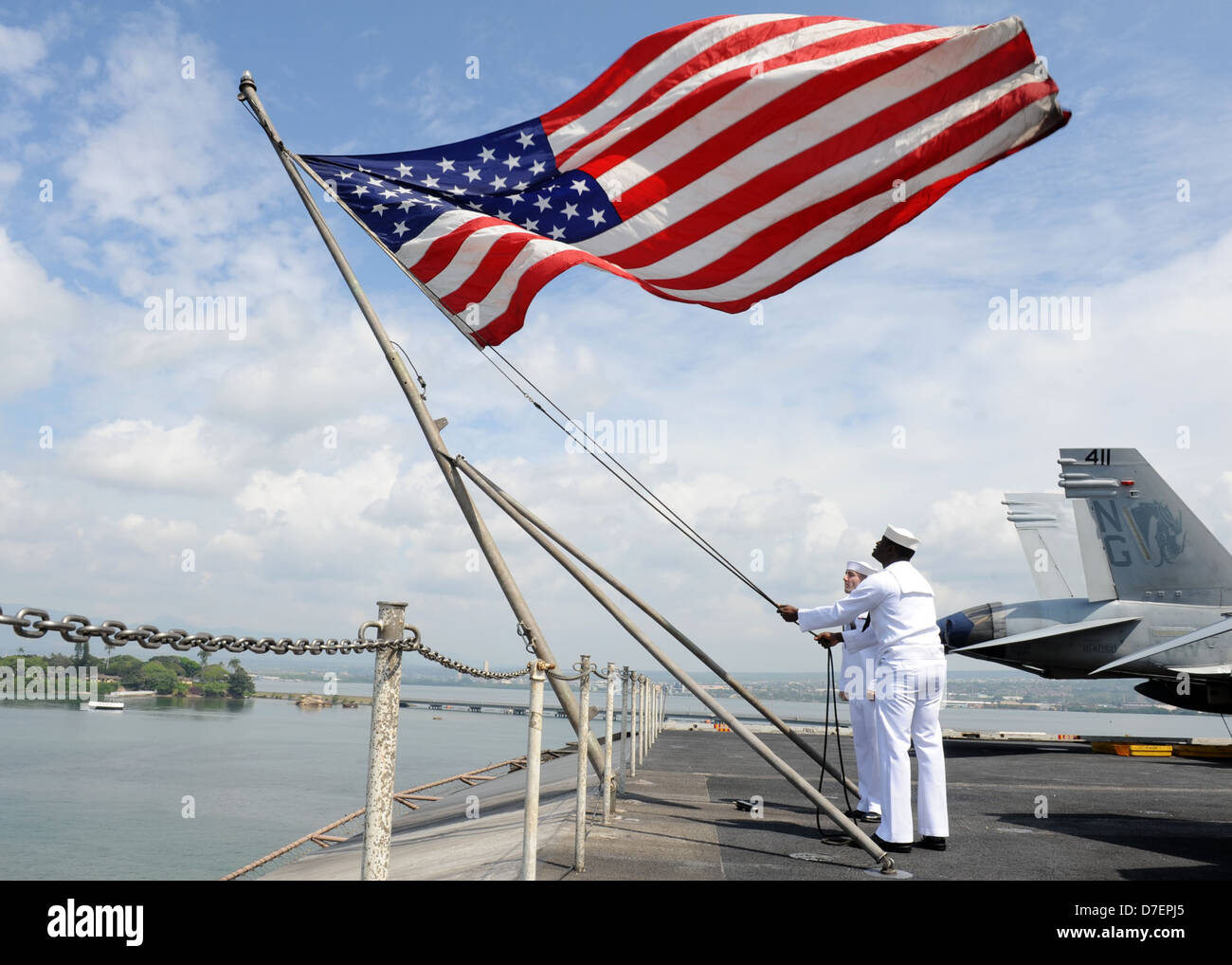 I marinai alzare la bandiera America. Foto Stock