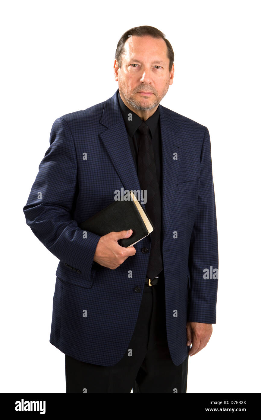 Adulti Senior pastorial personale in un sport blue coat mantiene la sua Sacra Bibbia. Foto Stock