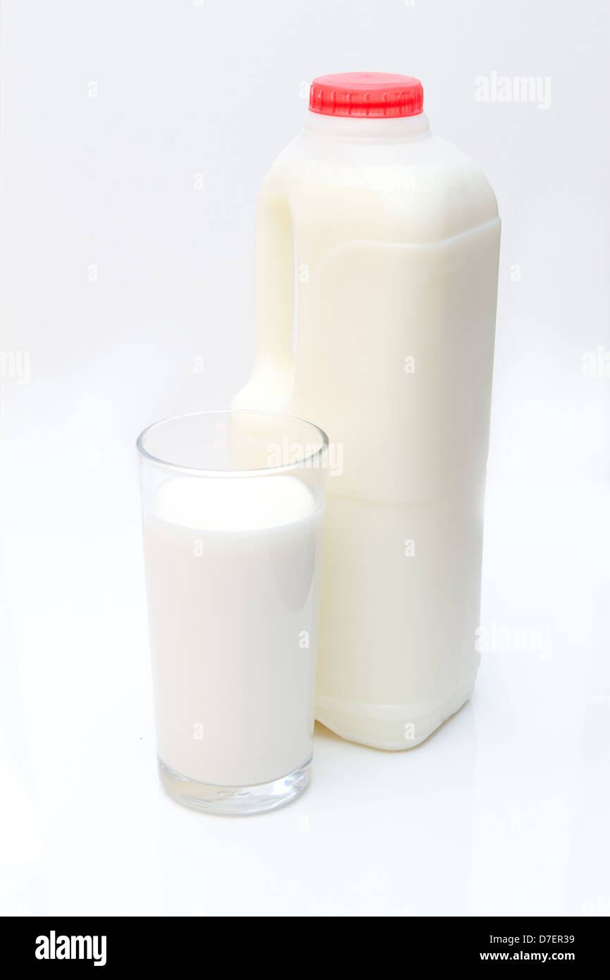 Un bicchiere di latte con scatola in cartone dietro Foto Stock