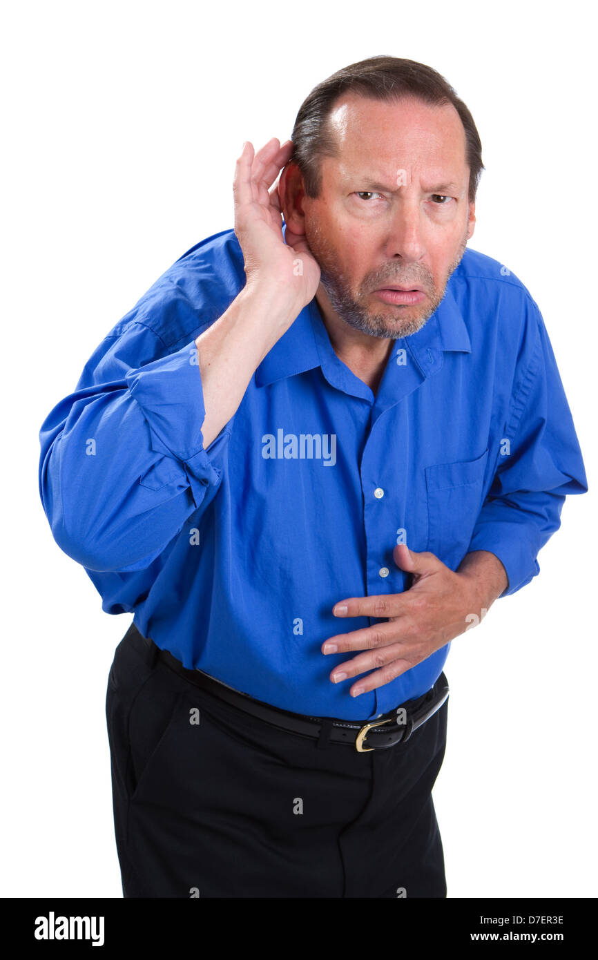 Senior senile maschio adulto tazze di sua mano all'orecchio a causa di una perdita di udito il problema. Foto Stock