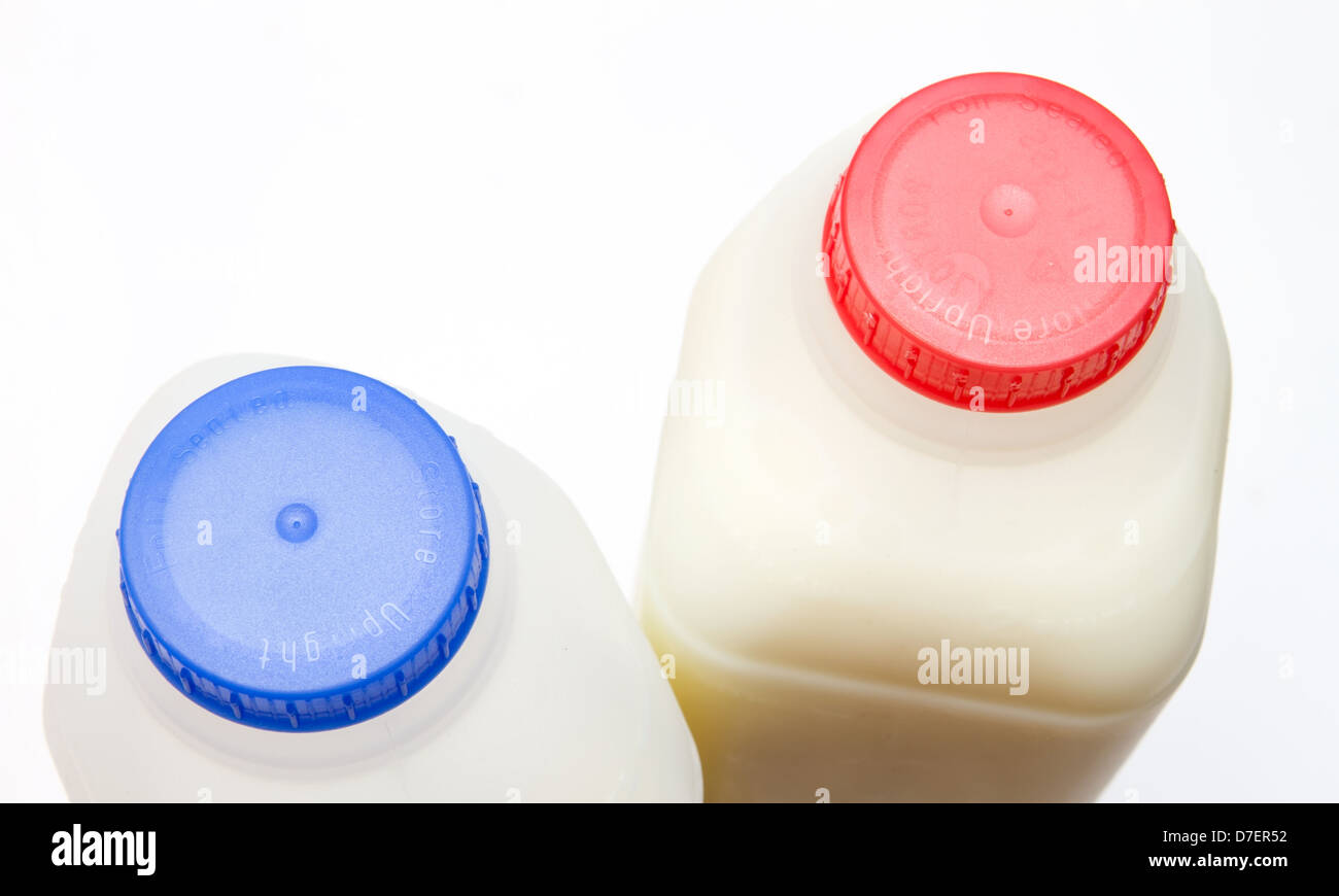 Latte scremato e latte intero in contenitori Foto Stock