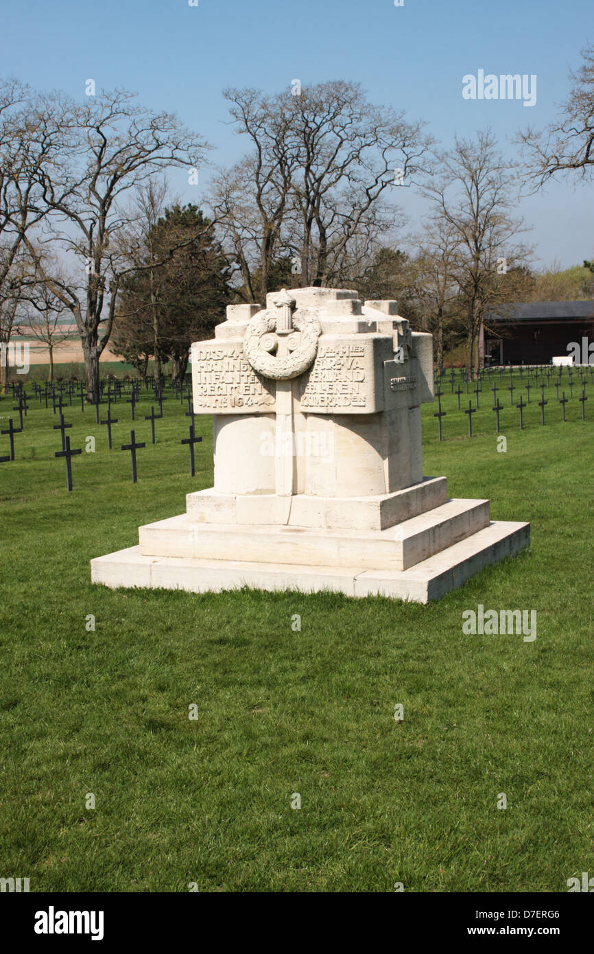 Monumento ai caduti tedesco WW1 Cimitero Militare Neuville St Vaast vicino a Arras Francia Foto Stock