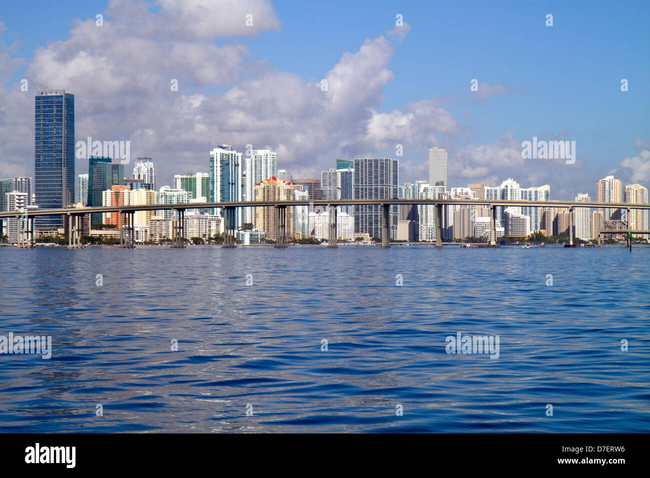 Miami Florida, Biscayne Bay, Rickenbacker Causeway, ponte, skyline della città, Brickell, centro, acqua, grattacieli, grattacieli grattacieli alto edificio bui grattacieli Foto Stock