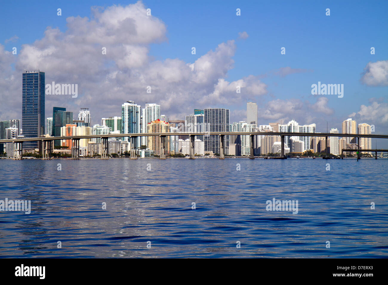 Miami Florida, Biscayne Bay, Rickenbacker Causeway, ponte, skyline della città, Brickell, centro, acqua, grattacieli, grattacieli grattacieli alto edificio bui grattacieli Foto Stock