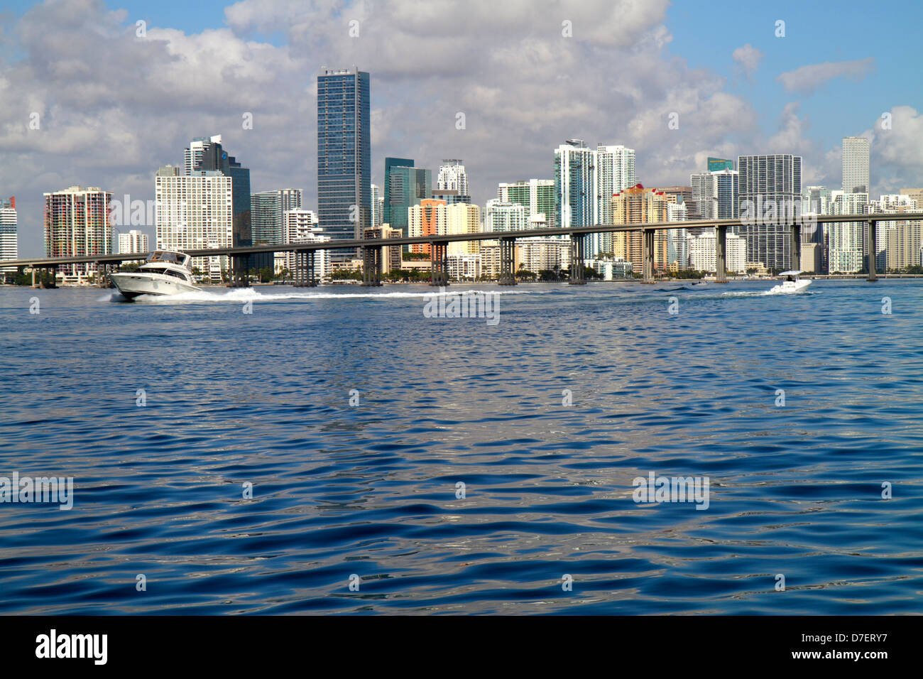 Miami Florida, Biscayne Bay Water, Rickenbacker Causeway, ponte, skyline città paesaggio urbano, Brickell, centro, acqua, grattacieli, grattacielo alto grattacielo Foto Stock
