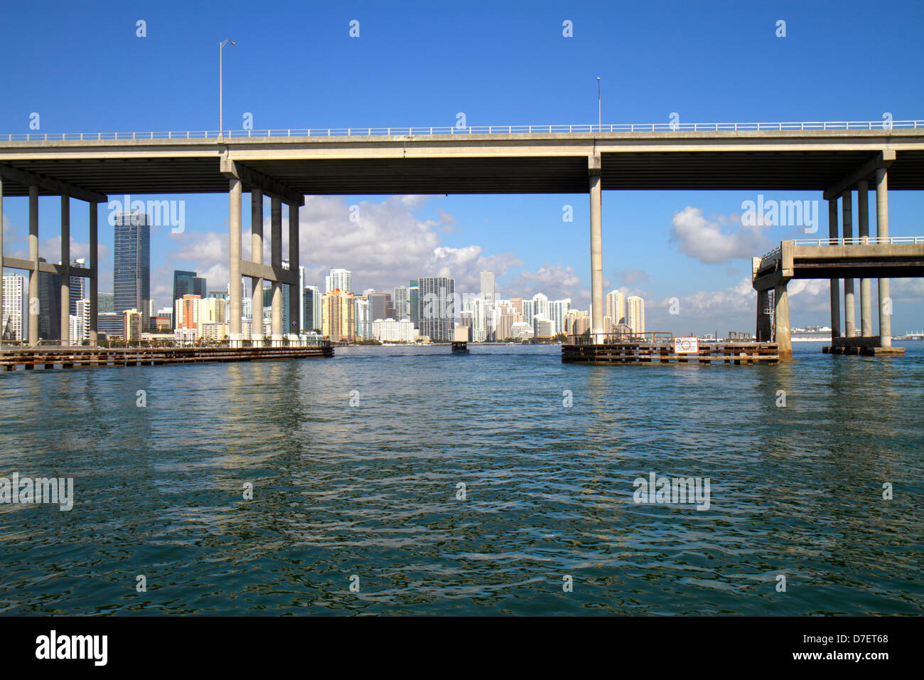 Miami Florida, Biscayne Bay, Rickenbacker Causeway, ponte, skyline della città, Brickell, centro, acqua, grattacieli, grattacieli grattacieli alto edificio bui grattacieli Foto Stock